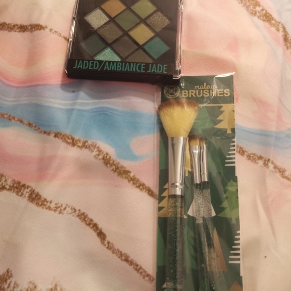 Premium Green Makeup Gift Set - Picture 8 of 9